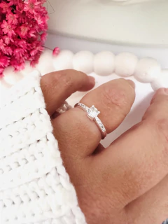 Anel Solitário Quadrado Cravejado Prata