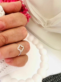 Anel Trevo Vazado com Zircônias Banhado a Ouro e Prata