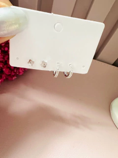 Brinco Mini Trevo com Argola e Zircônias Banhado a Prata