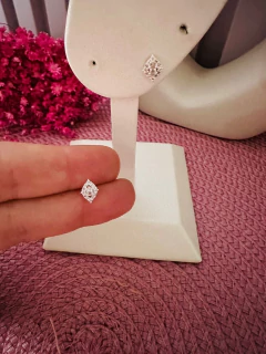 Brinco Pequeno com Zircônia “P” Banhado a Prata