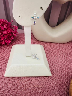 Brinco Cruz Pequeno Frutacor Banhado a Prata e Ouro