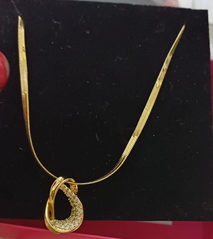 Colar Laminado com Gota Cravejada