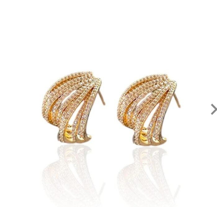 Brinco Vírgula Cravejado com Zircônias Banhado a Ouro