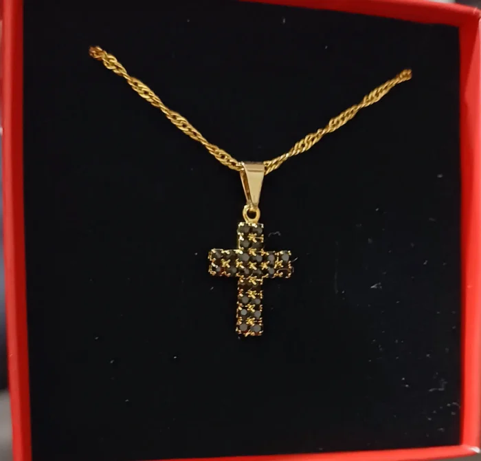 Colar cruz zircônias pequena