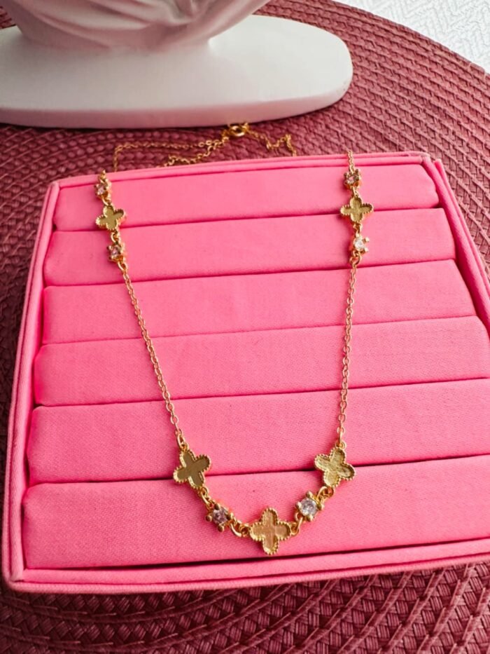 Colar longo com trevo e zircônias