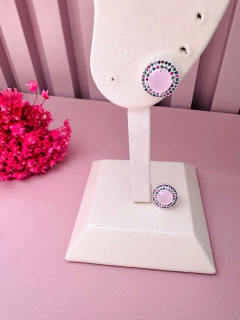 Brinco Rosa em Círculo com Microzircônias Banhado a Prata