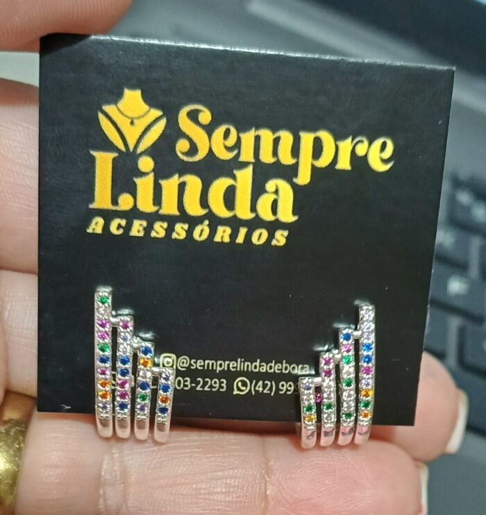 Brinco Zircônias Coloridas Banhado a Prata