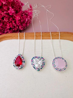 Colar Círculo Rosa Rodeado de Mini Zircônias Banhado a Prata