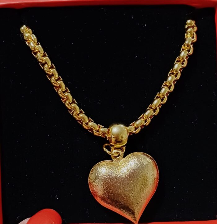 Colar Correntaria com Coração Cheio Banhado a Ouro