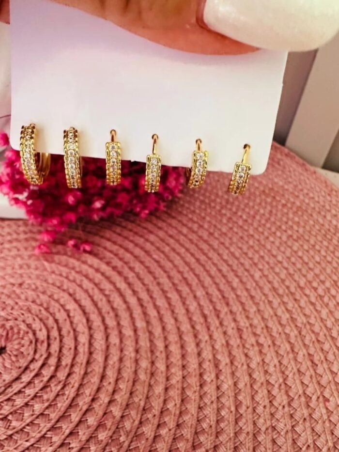 Argolinha Fina Média Cravejada com Zircônias Banhada a Ouro