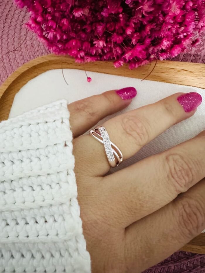 Anel Infinito com Dupla Fileira de Zircônias Banhado a Prata