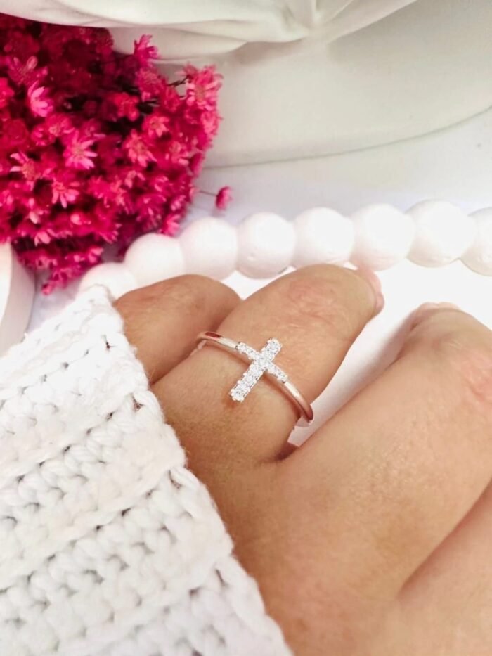 Anel Cruz Pequeno Cravejado com Zircônias Banhado a Prata