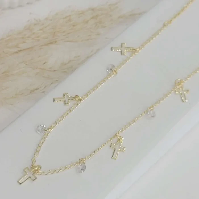 Colar Choker Cruz Vazado Banhado a Ouro 18K