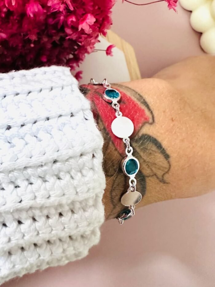 Pulseira Medalhinhas e Gotas Azuis Banhada a Prata